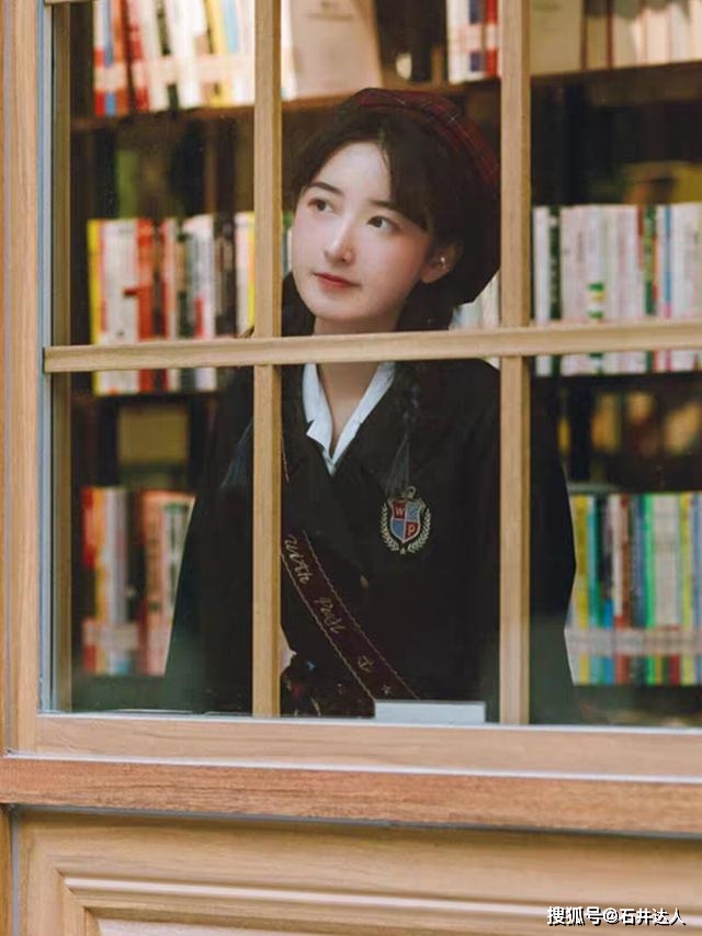 进行 有一种搭配叫“洛丽塔+缎带”，远看像服务员，近看却显贵气