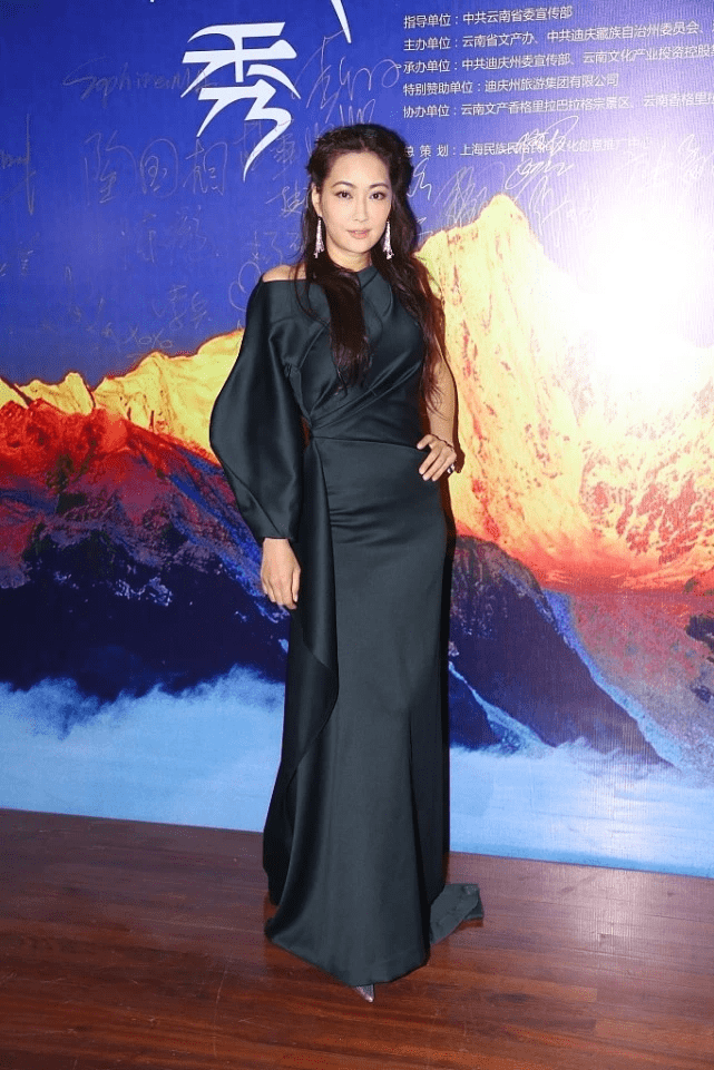 曲线 孟广美实力“秀身材”，亮片内搭+高腰裤太飒了，这气场还有谁？