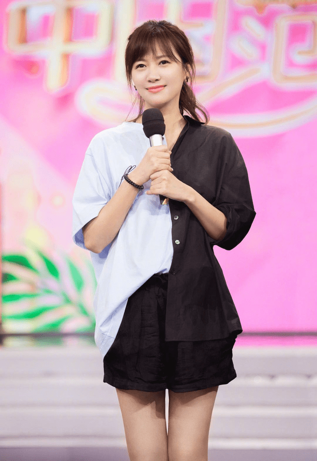 身材 徐静蕾骨子里有股文艺范,长款衬衫当裙子穿,配上腰带显高又显瘦