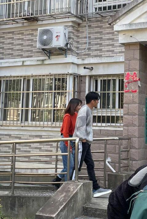 高圆圆高圆圆穿红毛衣录节目，跟谢霆锋都是高颜值，不修图都这么漂亮！