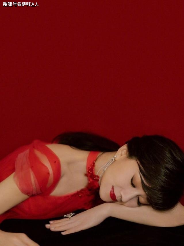 设计 赵雅芝美人不迟暮，气质温柔不做作，穿红裙美成“大姑娘