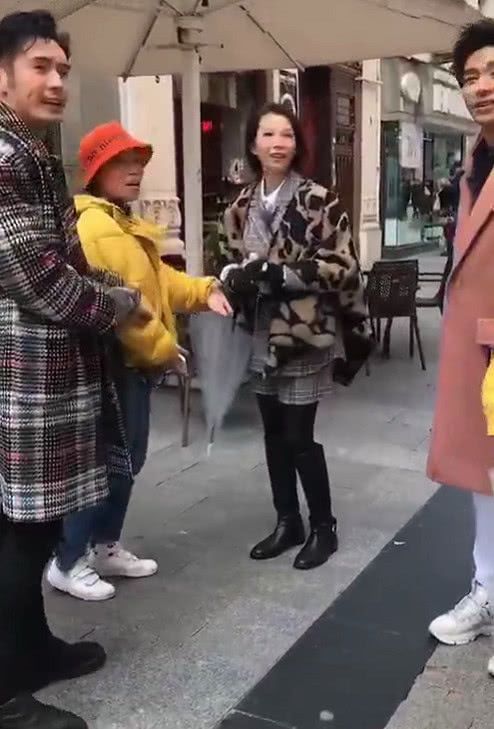 气色在电梯偶遇蔡少芬，穿红大衣好漂亮，脸凹陷下垂也比普通人年轻！