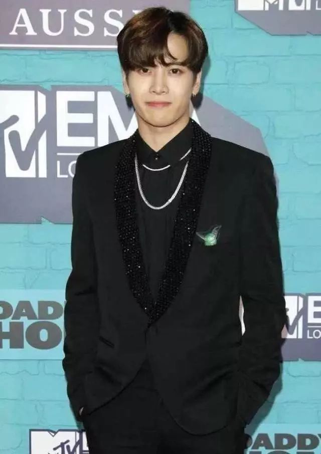 龚俊 李易峰、杨洋、王一博、王嘉尔、龚俊同穿黑西装，你最馋谁？