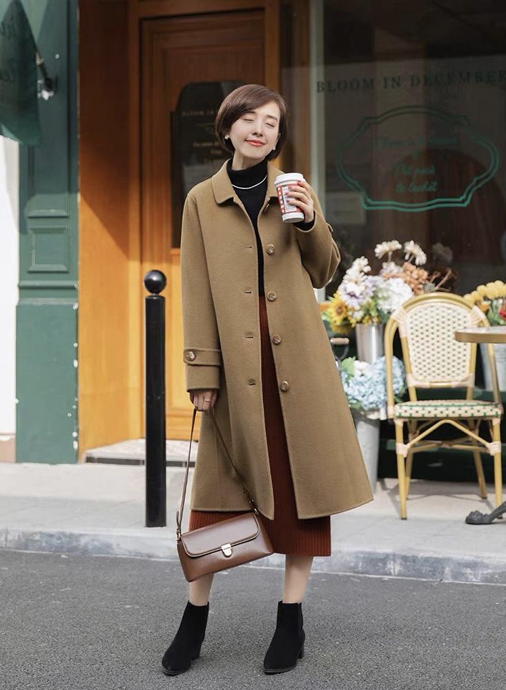 黑色 这才是40+女人该有的打扮，用“大衣+半身裙”，展现出熟龄气质美