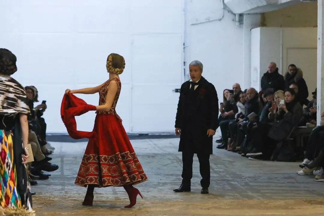 戏剧性 如此戏剧性的舞台表演,原来都是时装秀!