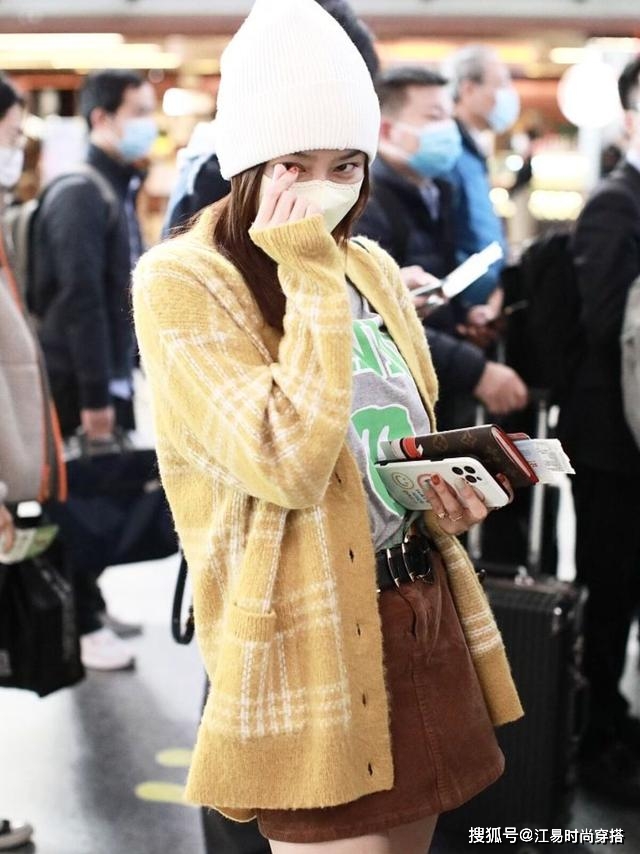 年龄段 秦岚才是40+女人的穿搭指南，短裙配长靴太时髦，轻松美成焦点