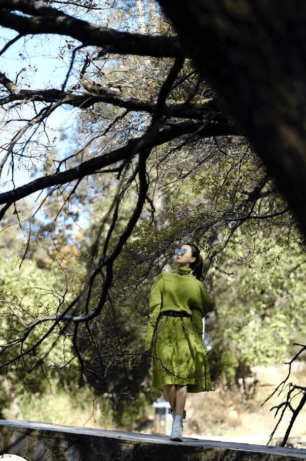 马尾 许婧一身绿色毛衣裙温柔清新，扎起马尾像少女