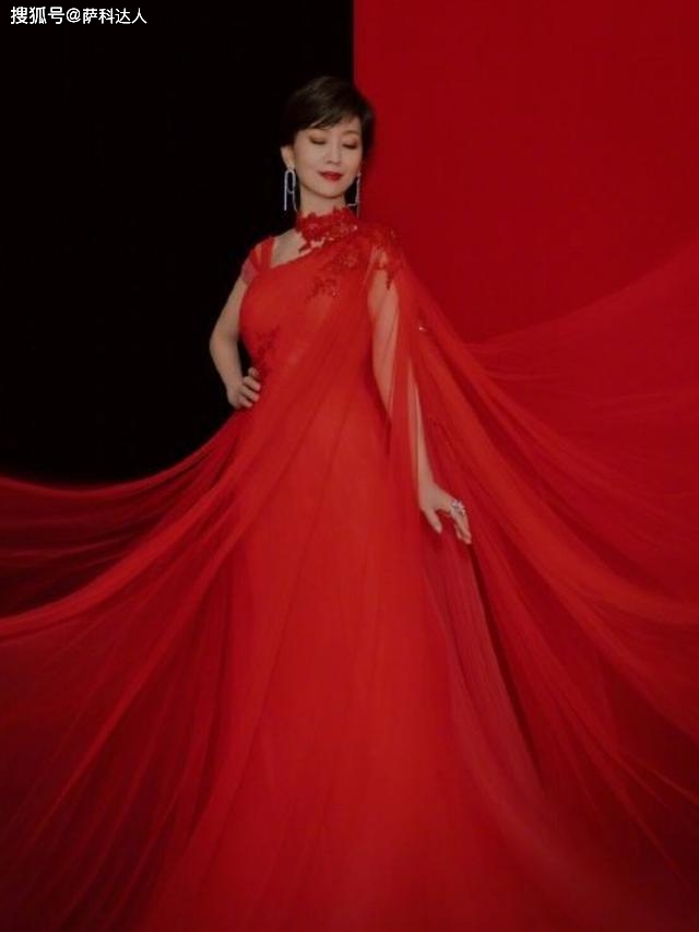 设计 赵雅芝美人不迟暮，气质温柔不做作，穿红裙美成“大姑娘