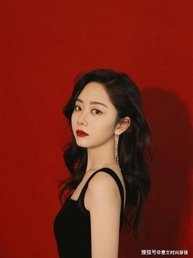 颜色 谭松韵气质是真好，虽然身上裙子设计简单，但始终带着高贵感