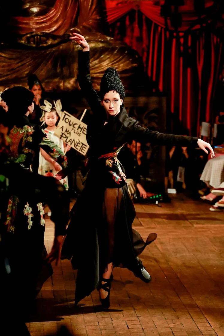 戏剧性 如此戏剧性的舞台表演,原来都是时装秀!