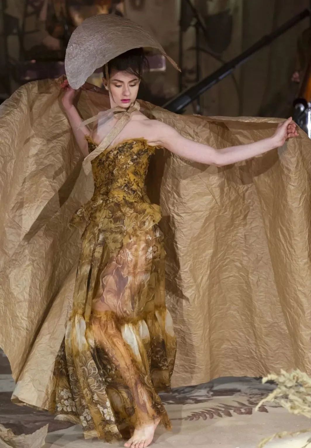 戏剧性 如此戏剧性的舞台表演,原来都是时装秀!