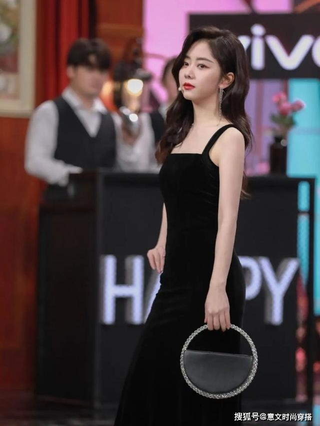 颜色 谭松韵气质是真好，虽然身上裙子设计简单，但始终带着高贵感