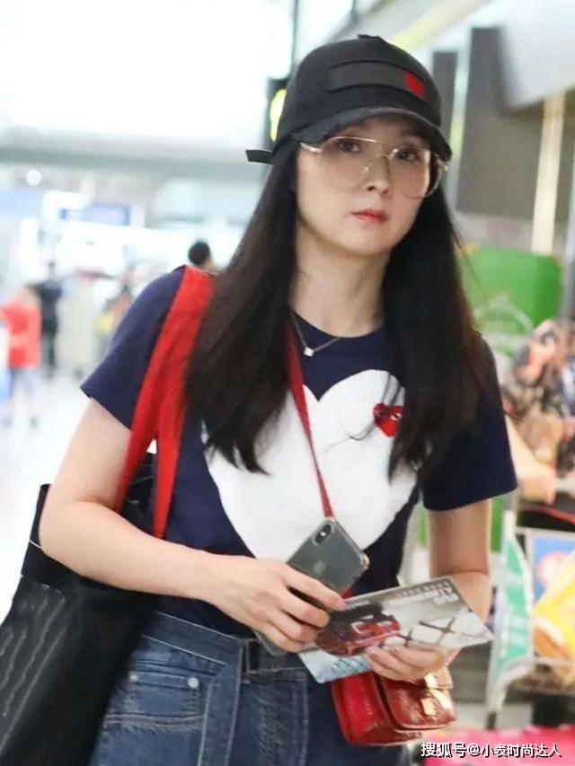 配饰 王艳穿搭好接地气，身上T恤看似朴素，她穿上却像“阔太”