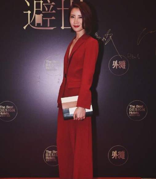 马尾 许婧一身绿色毛衣裙温柔清新，扎起马尾像少女