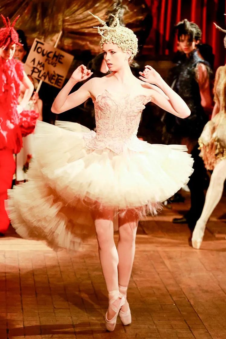 戏剧性 如此戏剧性的舞台表演,原来都是时装秀!