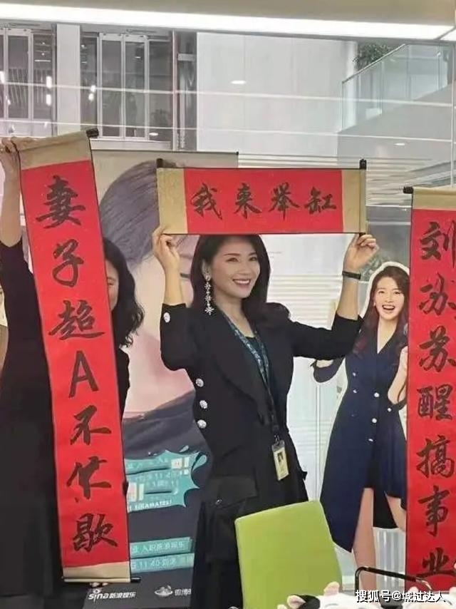 耳环 没有了美颜之后的刘涛，看着更显“嫩”了，穿收腰西装美出新高度
