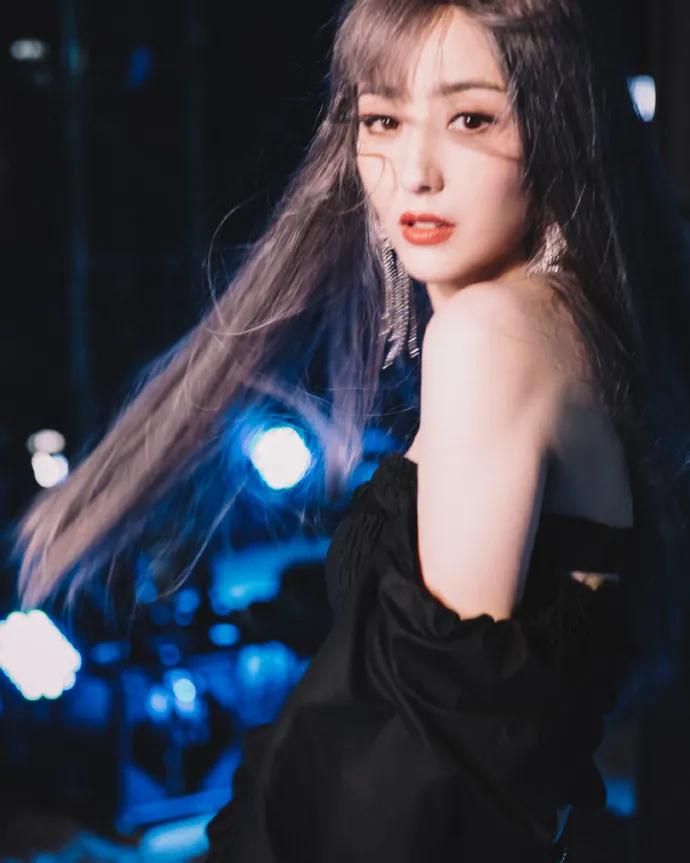 佟丽娅穿抹胸裙大跳女团舞