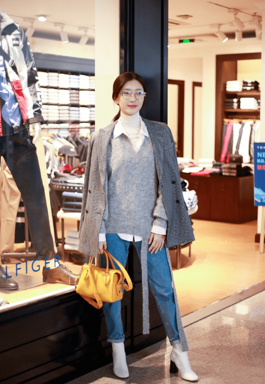 的比例 江疏影身材好太任性，穿一身牛仔套装扮酷，大长腿真是惹人羡