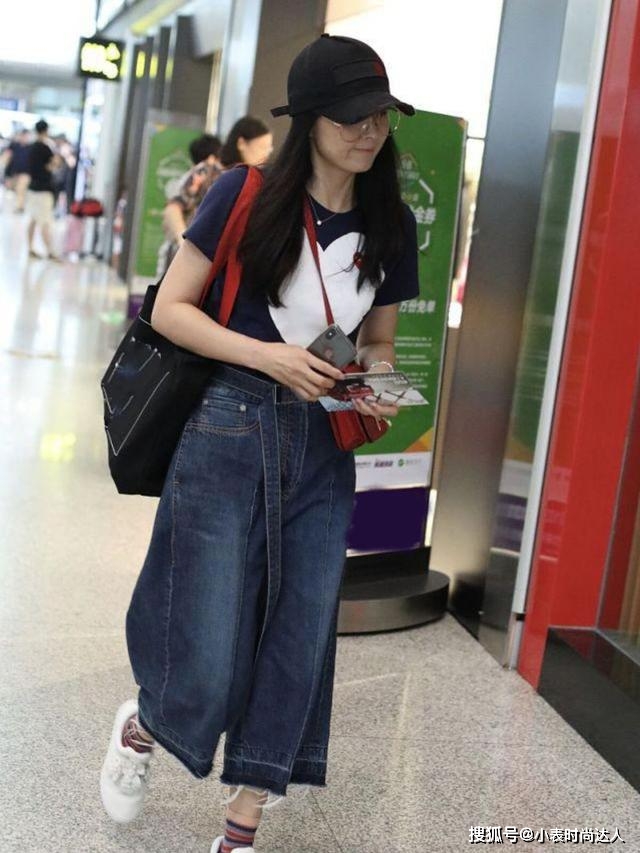 配饰 王艳穿搭好接地气，身上T恤看似朴素，她穿上却像“阔太”