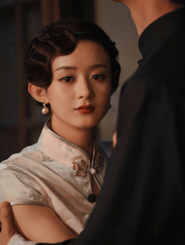 赵丽颖 国产高定真挺顶的,穿在赵丽颖的身上,感觉更加分了,很养眼