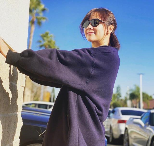 身材 徐静蕾骨子里有股文艺范,长款衬衫当裙子穿,配上腰带显高又显瘦