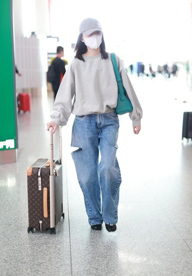 漆皮 董洁的衣品真好，短外套+牛仔裤精致时髦，秋季可以试试这样穿