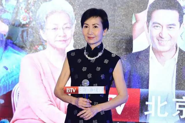 黑色 陈美琪真抗老,穿无袖黑色印花旗袍呈现东方气质,美出了新高度!