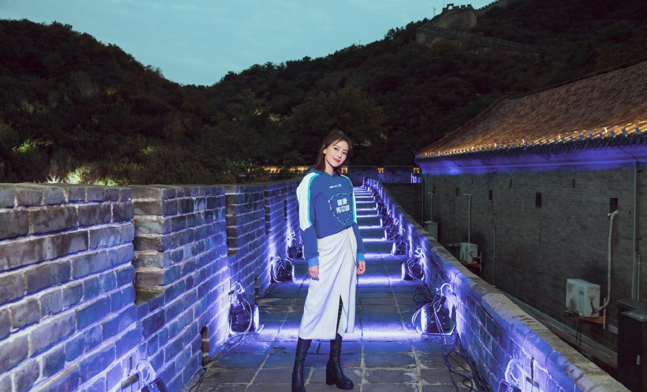 毛衣 高圆圆谢霆锋难得同框，穿毛衣帅哥面前变小女人，两人合体超养眼