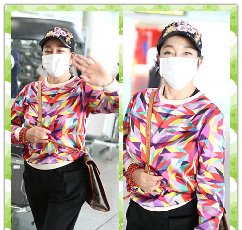 图案 刘晓庆虽然上了年纪，但心态很年轻，穿彩色上衣很时髦