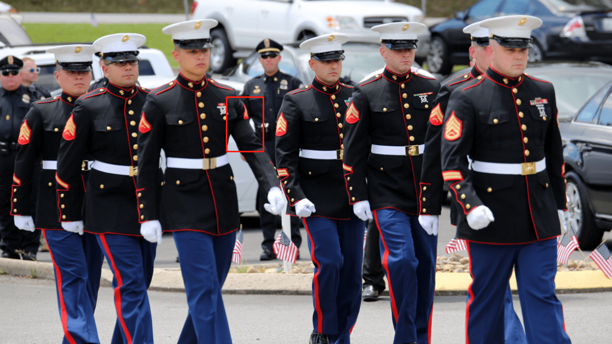 原创美军的黑纱怎么戴?不是制式装备得自购,宪兵徽章上也能戴黑纱