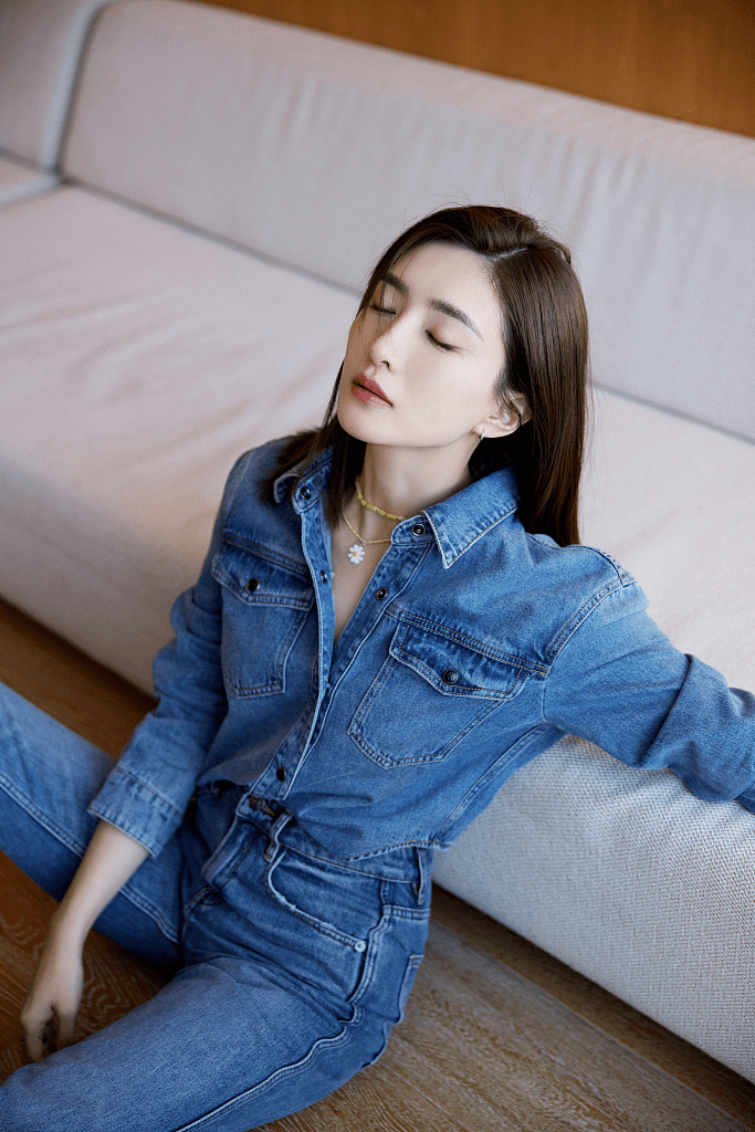 的比例 江疏影身材好太任性,穿一身牛仔套装扮酷,大长腿真是惹人羡