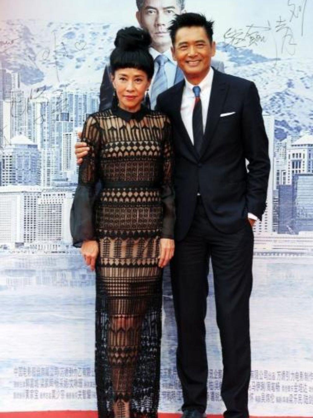 颜色 周润发夫妇同框亮相,陈荟莲戴金链阔太范十足,发哥依然像是40岁