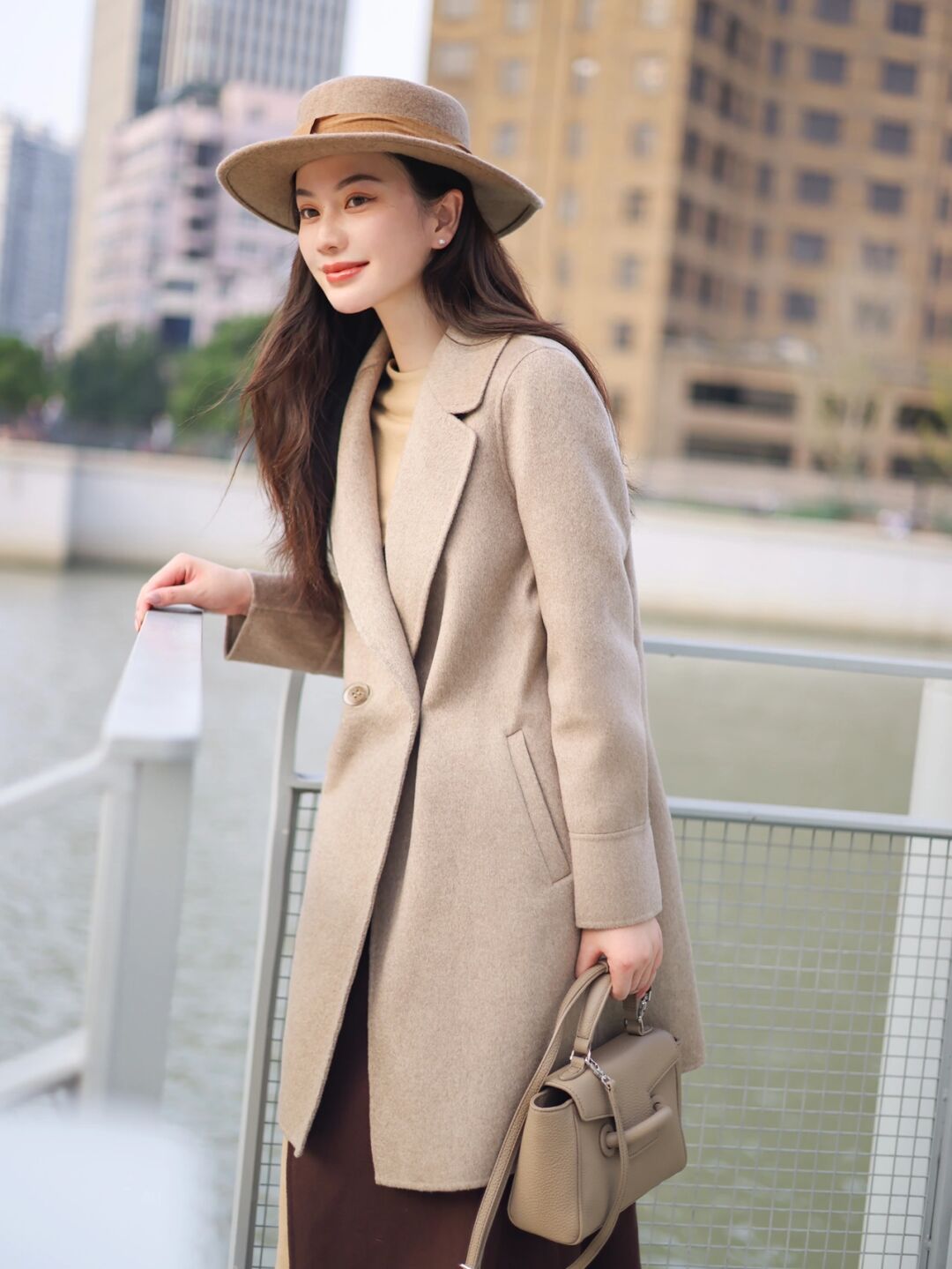 下半身 秋冬季的大衣搭配技巧,内搭黑色针织衫和白色牛仔裤,高级又时髦