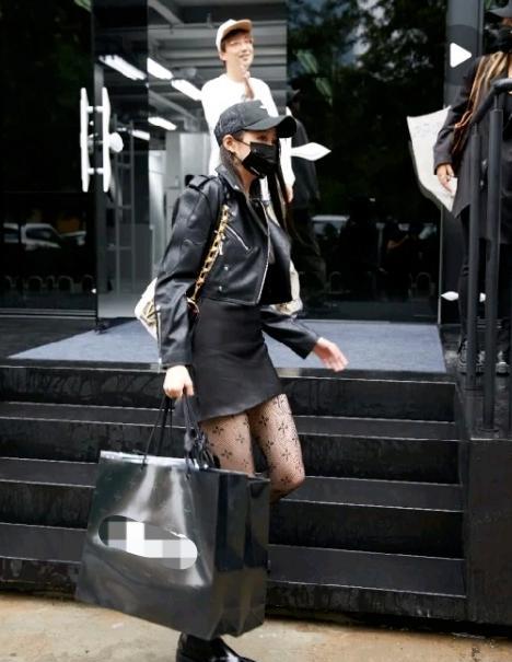 黑色 关晓彤精致打扮被吐槽土？夹克配短裙酷帅十足，黑丝让10分变8分