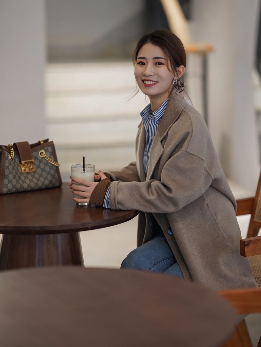 下半身 秋冬季的大衣搭配技巧，内搭黑色针织衫和白色牛仔裤，高级又时髦