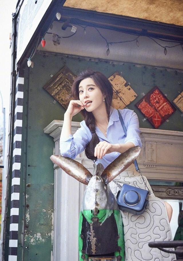 江疏影 江疏影带“火”了粉色衬衫，配卡其色半身裙青春靓丽，大长腿抢镜