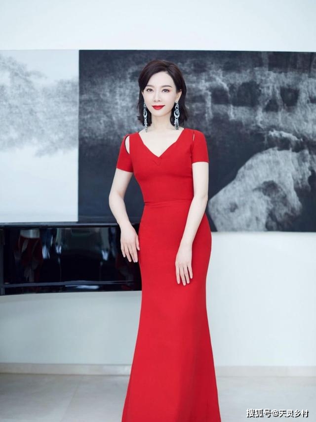 设计 中年女人穿“拖地裙”有多好看?陈数美得惊艳了时光,太抢眼