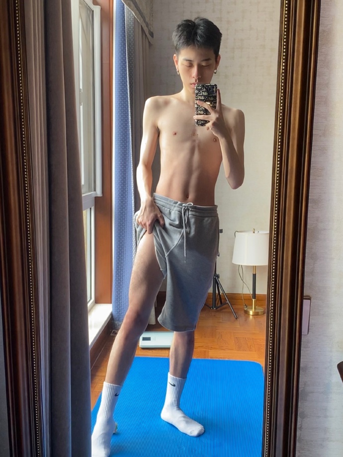 180cm身高的21歲大男孩，一身輕薄肌輕奢迷人，自拍毫不掩飾秀長腿！ 健身減肥達人 第5张