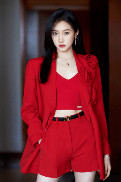 身材 关晓彤太绝了！大红色西装套装彰显成熟气场，怪不得鹿晗为之倾心