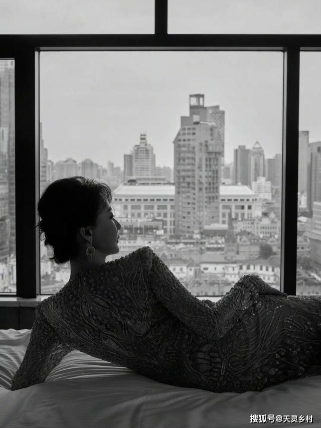 设计 中年女人穿“拖地裙”有多好看?陈数美得惊艳了时光,太抢眼