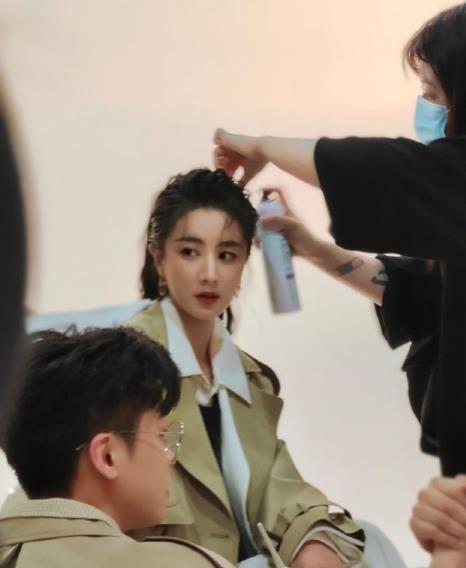 女王 薇娅穿风衣站C位又美又飒，不愧是带货女王，让她成全场焦点