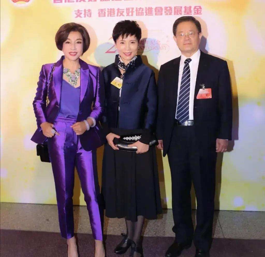老公 刘晓庆保养得真好，穿紫色西装太时髦，和大13岁老公同框似父女