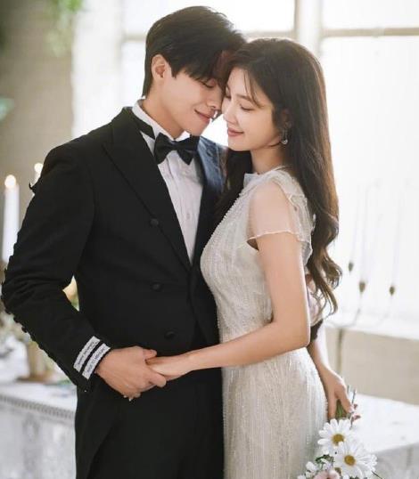 发型韩剧《顶楼3》秀莲洛根李订婚照，白长裙配女神发型，直击直男心