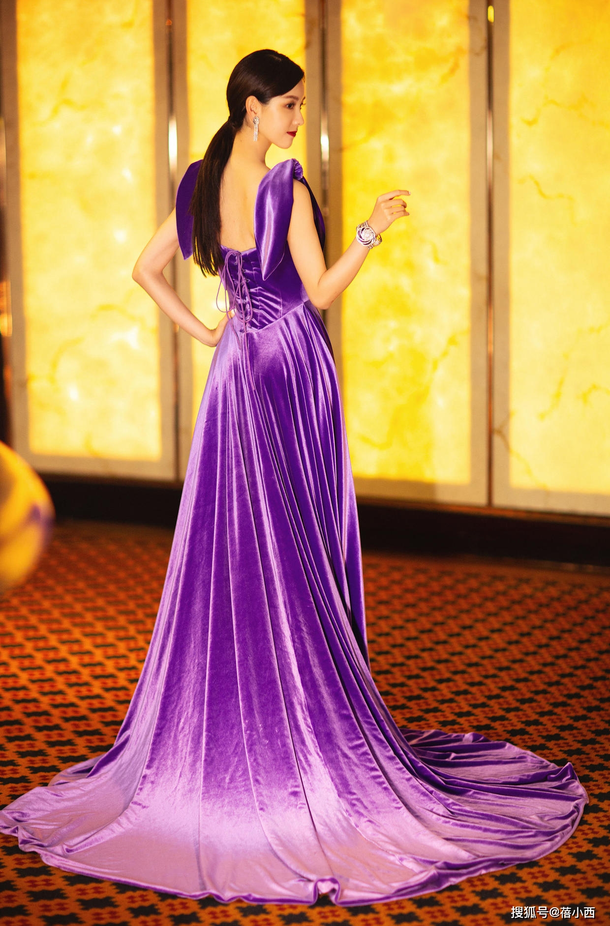 陈都灵终于换气派气势，一袭紫色深V领连衣裙高调亮