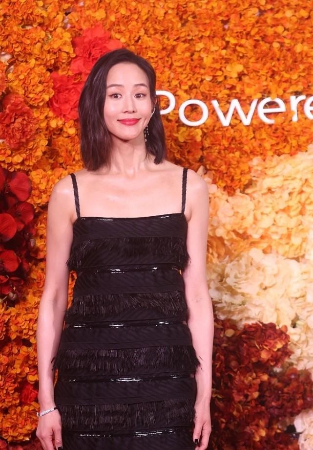 吊带 经常健身的女人看着真壮，张钧甯穿着吊带，感觉身上都是肌肉