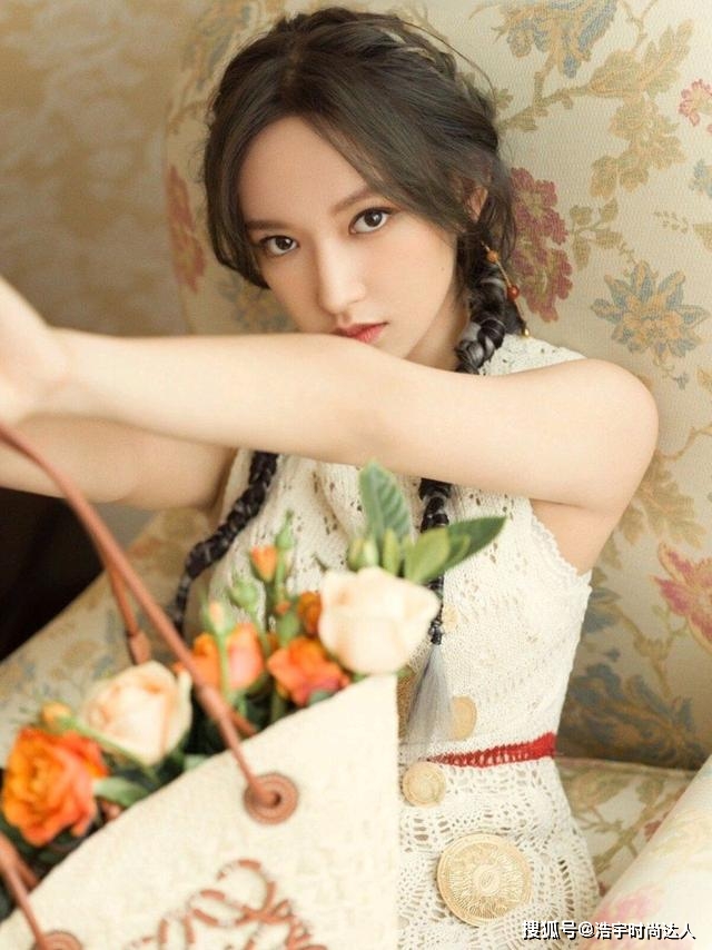 图案 程潇这身造型太吸睛，镂空设计显身材，比例很优越