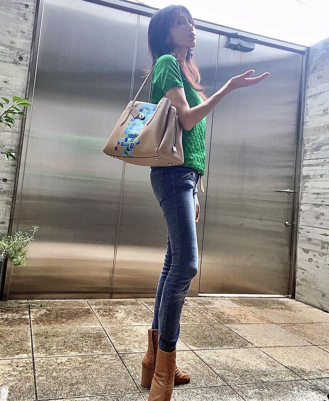 进行 工藤静香与木村拓哉结婚21年仍恩爱,穿小脚裤秀身材,比例完美