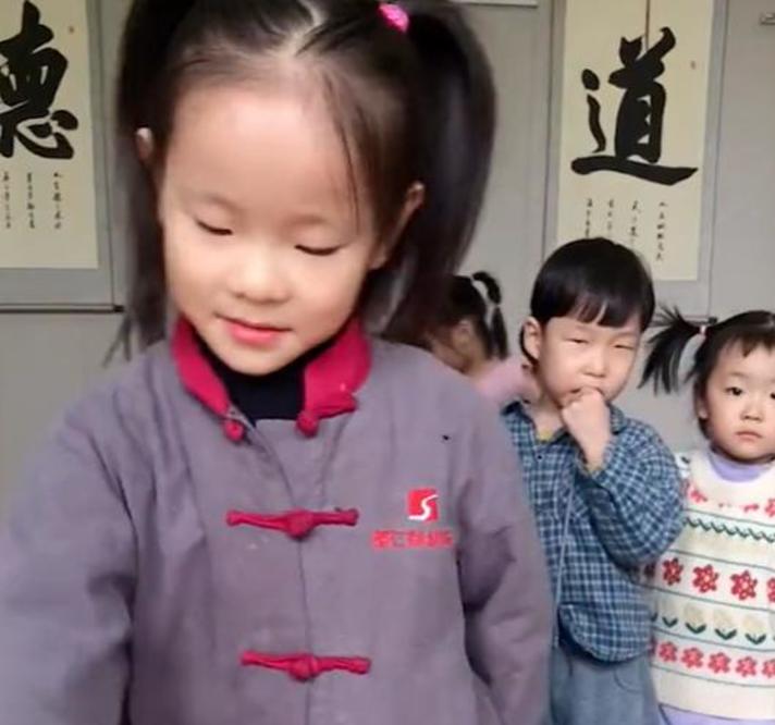 提问|河南老师发零食边提问，孩子们“上套”只拿糖，一男孩的举动亮了