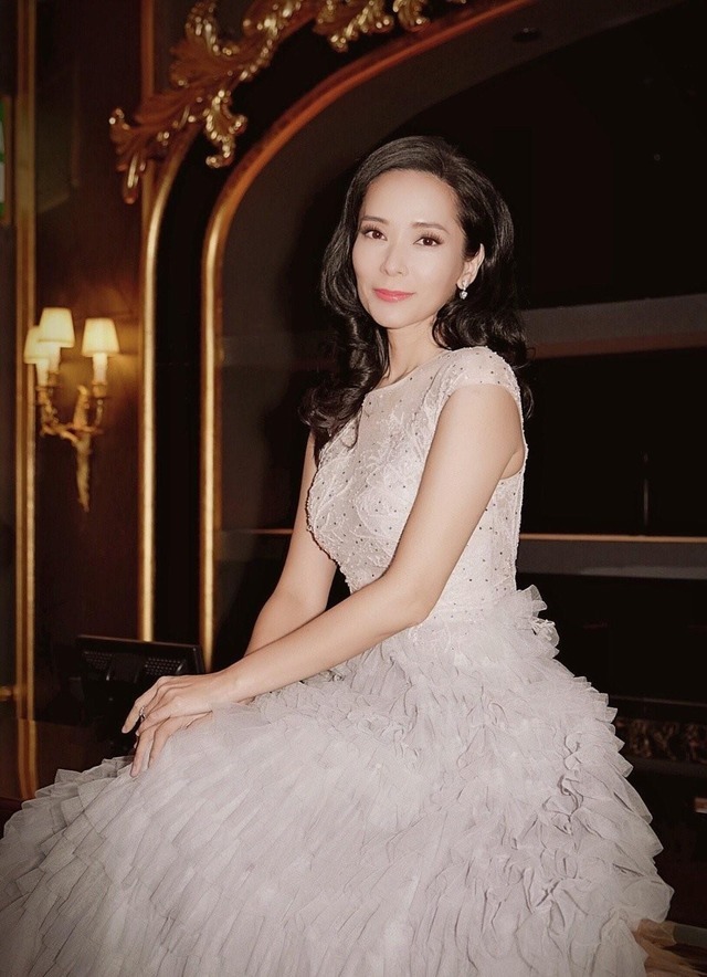 郭羡妮 47岁郭羡妮不显老，穿玫红色蕾丝裙更精致，不愧是港姐出身