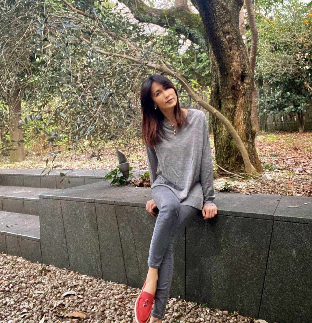 进行 工藤静香与木村拓哉结婚21年仍恩爱，穿小脚裤秀身材，比例完美